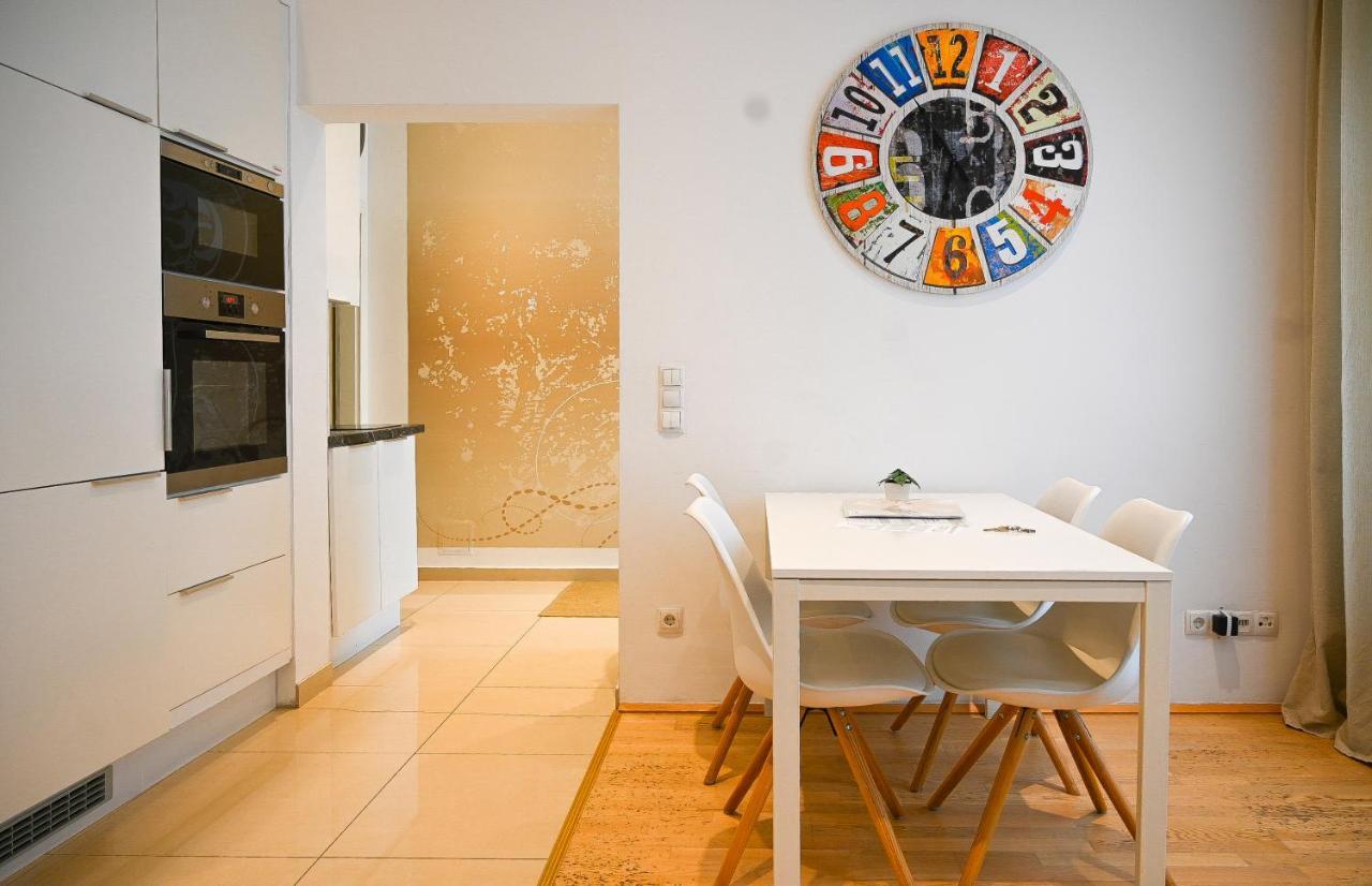 Bright Apartment Mariahilf Wina Bagian luar foto